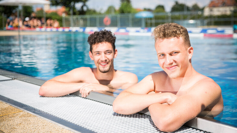 Vier Tage im Freibad stellt man sich entspannter vor: Christian Franke (l.) und Niels Knieling haben die Prüfungen hinter sich.