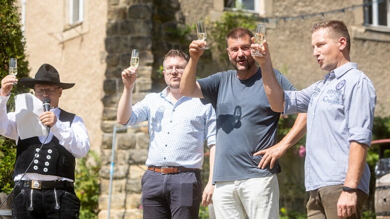 Prost aufs Schloss: Zimmerermeister Thomas Leonhardi, Architekt Richard Gunkel, Schlossherr Sven-Erik Hitzer und Thürmsdorfs Ortsvorsteher Colin Schuster (v.l.).