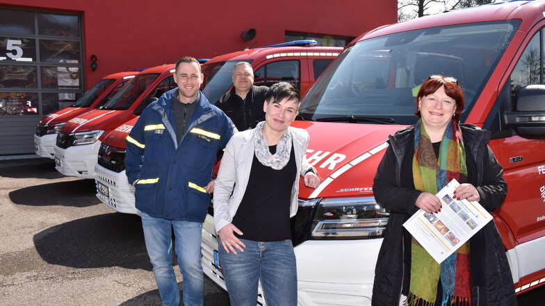 Lars Werthmann (v.l.), Michael Ebert, Judy Koch und OB Kerstin Körner stehen an den neuen Feuerwehrautos, die beim Blaulichttag am 7. Mai feierlich in Dienst genommen werden.