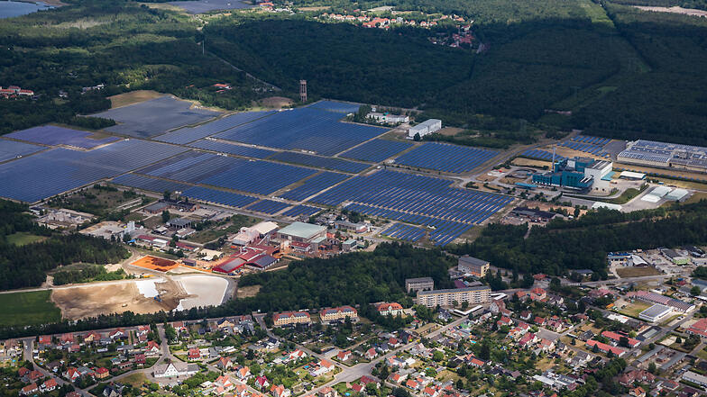 Das Industrie- und Gewerbegebiet Lauta gleicht einem riesigen Solarpark. Die Photovoltaik-Anlagen nehmen eine Fläche von rund 60 Hektar ein. Oben, gleich links neben der Mitte, ist der 10 Hektar große Laubuscher Solarpark zu erkennen.