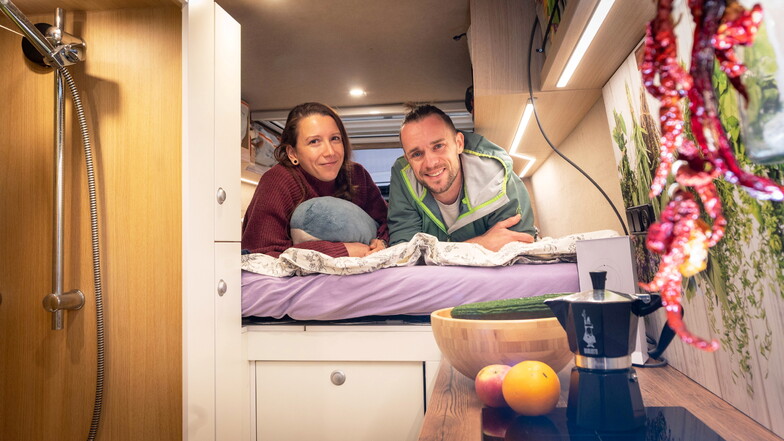 Maria und Stephan Wanschura aus Dresden leben ihren Traum vom "Vanlife". Zwei Jahre haben sie darauf hingearbeitet. Nun haben ihr Wohnzimmer auf Rädern am Wochenende auf der Reisemesse gezeigt.
