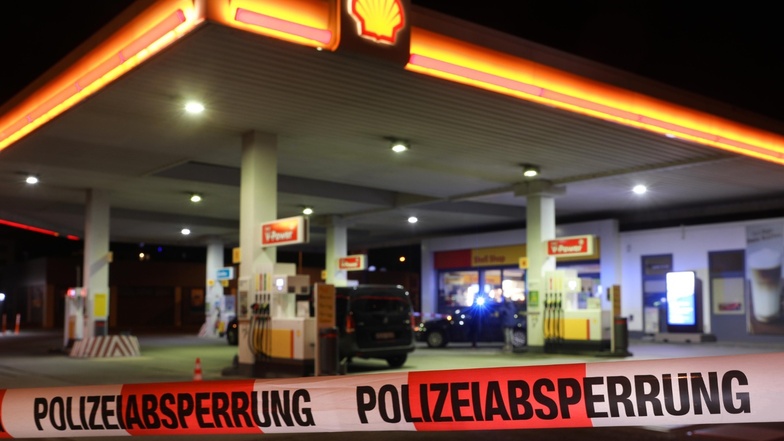 Ein Unbekannter überfällt die Shell-Tankstelle an der Löbtauer Straße in Dresden.