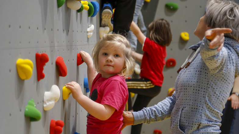 Die fünfjährige Greta testet die neue Boulderwand in der Großhennersdorfer Turnhalle.