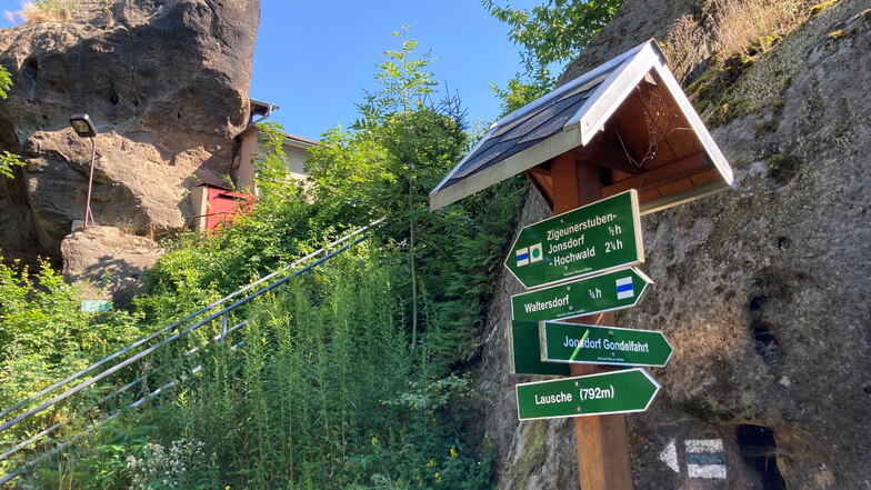 Der Nonnenfelsen liegt an der Route mehrerer Wanderwege.