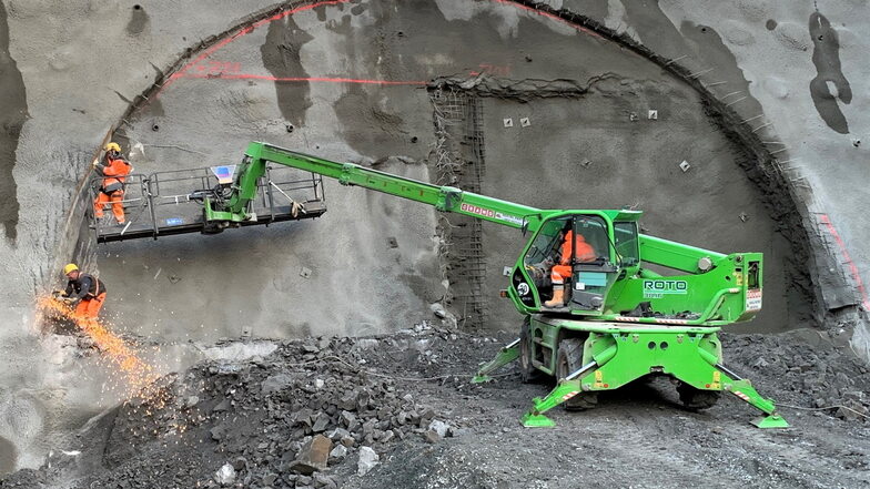 Baustelle am Kohlbergtunnel: Kriminelle zerstörten hier die Scheibe eines Bohrwagens.