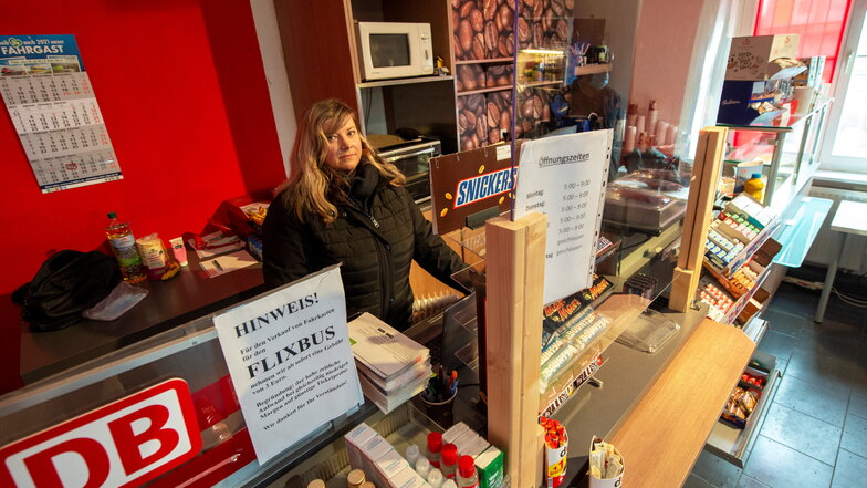 Claudia Strauß von der Reiseagentur Coswig verkauft Fahrkarten und Reisebedarf - von Kaffee bis Zeitungen - im Shop im Bahnhofsgebäude. Seitdem im Januar die Heizung ausfiel, hat sie mit der Kälte im Gebäude zu kämpfen.