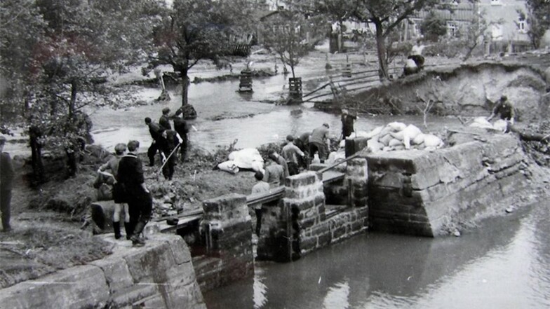 Dammbruch in Volkersdorf am 5. Juli 1958. Die Auswirkungen waren auch im Nachbardorf Bärnsdorf zu spüren.