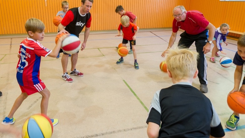 Das Archivbild zeigt Harald Balzer (r.)vom Coswiger Basketball- und Freizeitsportverein beim Training mit der Basketball-Jugend.