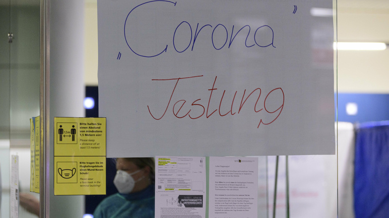 Wahrscheinlich bis Ende September können sich Auslandsrückkehrer am Dresdner Flughafen noch kostenlos auf das Coronavirus testen lassen.