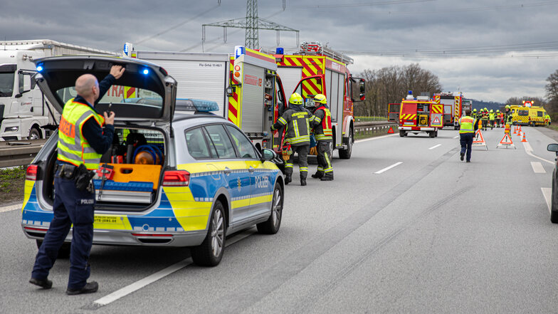 Auf der Autobahn in Richtung Dresden hat sich am Donnerstag zwischen Uhyst und Burkau ein Unfall ereignet, bei dem fünf Menschen verletzt wurden.