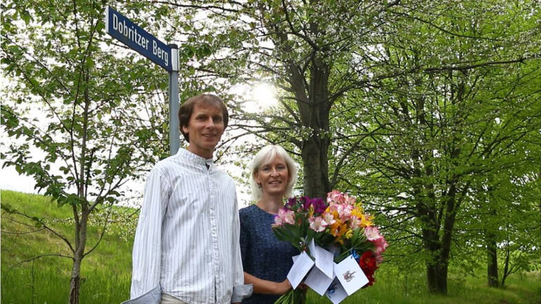 Afra-Kantor Karsten Voigt mit seiner Frau und einem Blumengruß, den Meißens Oberbürgermeister Olaf Raschke (parteilos) den Dobritzern zum 800-jährigen Jubiläum geschickt hat.