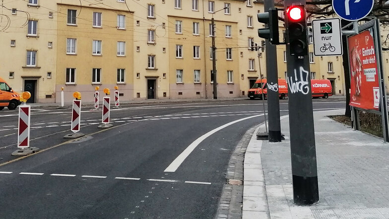 An der Kreuzung Fritz-Reuter-Straße/Großenhainer Straße ist der erste Grünpfeil Dresdens montiert worden, der nur für Fahrradfahrer gedacht ist.