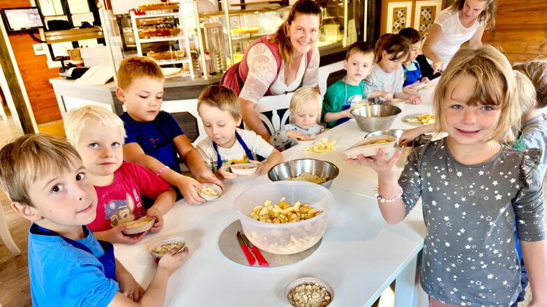 Kinder aus den Kitas in Ober- und Niedercunnersdorf sowie Kottmarsdorf waren bei der Konditorei Brumme zu Gast und backten mit Mitarbeiterin Juliane Duschek Apfelkuchen.