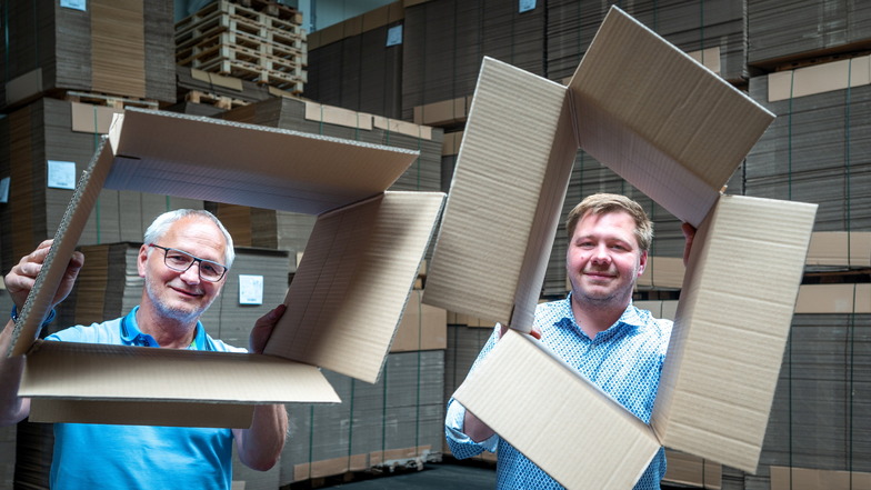 Uwe (links) und Tom Graeber von der Waldheimer Niederlassung von Schramm Verpackungen schauen durch zwei Kartons. In dem Unternehmen, das es bald seit 30 Jahren gibt, wird besonders auf Nachhaltigkeit geachtet.