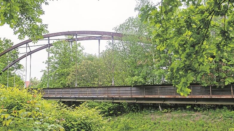 Alte Bahnbrücke am Walkmühlenweg im Dornröschenschlaf: Wird sie bald Teil eines Schnellradweges?