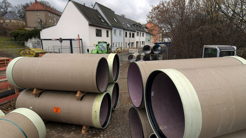 Die Rohre liegen an der Baustelle August-Bebel-Straße schon bereit. In dieser Woche soll mit dem Einbau begonnen werden.