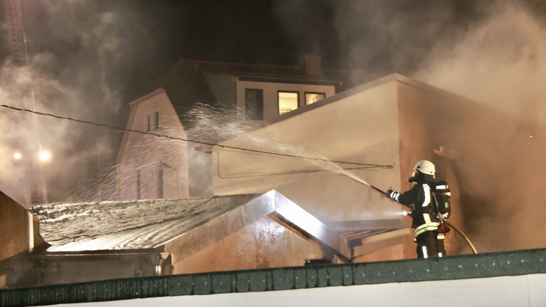81 Feuerwehrleute versuchten, ein Übergreifen der Flammen auf Nachbargebäude zu verhindern.