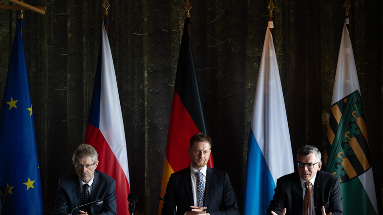 Milos Vystrcil (v.l.), tschechischer Senatspräsident, Michael Kretschmer (CDU), Ministerpräsident von Sachsen, und Florian Herrmann (CSU), Leiter der Bayerischen Staatskanzlei, fordern eine Begrenzung der Migration.