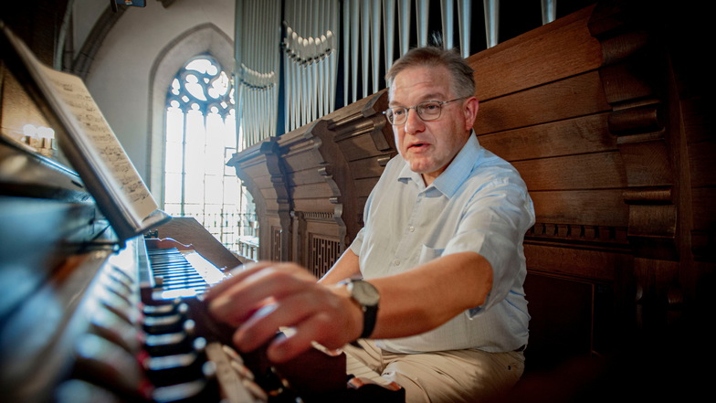 Kirchenmusikdirektor Michael Pöche erinnert sich dankbar an einen der letzten Auftritte von Sänger Gunther Emmerlich in der Kirche St. Marien in Kamenz.