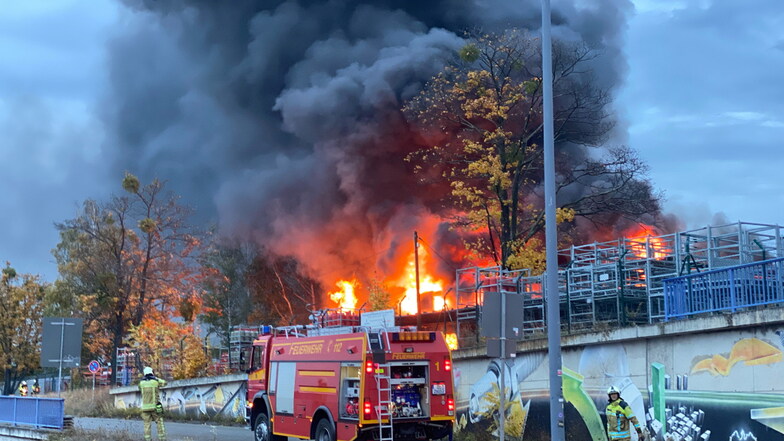 Eine Abfüllanlage für Flüssiggas stand am Donnerstagmorgen in Dresden in Flammen. Schwarzer Rauch zog stadtauswärts.