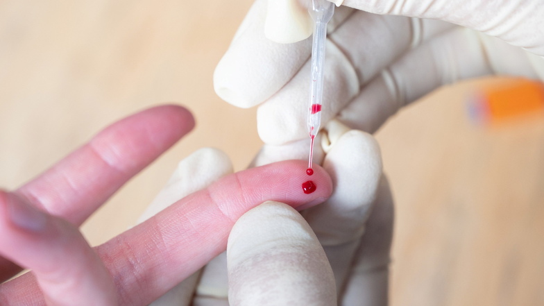 Für einen Corona-Antikörpertest muss Blut abgenommen werden.
