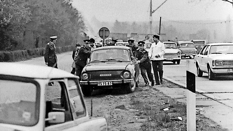 Die Polizei, dein Freund und Helfer. Ostern 1974 zeigten diese Volkspolizisten auf der Autobahn bei Wilsdruff, dass das keine Phrase war.