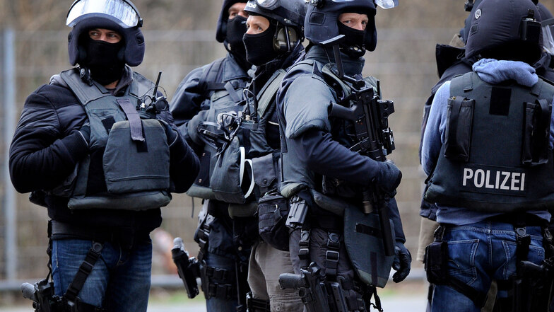 Schwer bewaffnete Polizisten (hier ein Symbolbild) suchten in Oderwitz nach einer Waffe.