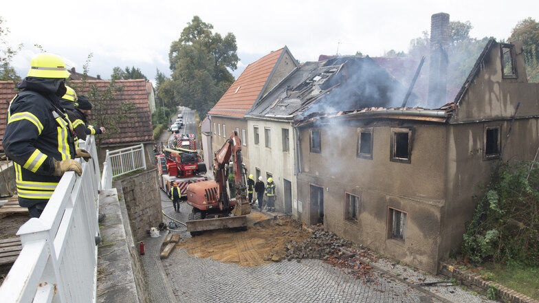 Der Brand an der Pulsnitzer Straße in Kamenz beschäftigt Anwohner und Polizei.