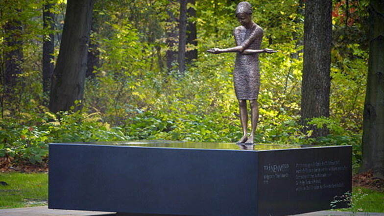 So sah die Skulptur "Trauerndes Mädchen im Tränenmeer" vor der Zerstörung aus.