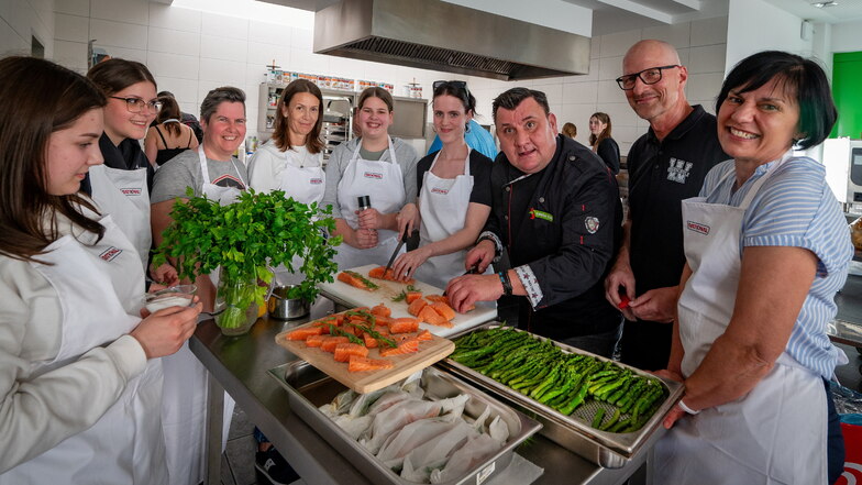 Angehende Köchinnen aus Siofok bereiten mit Waldheimer Oberschülern sowie ihren Lehrern und Sven Schröder von Omega Sorg ein Spargel-Menü zu.