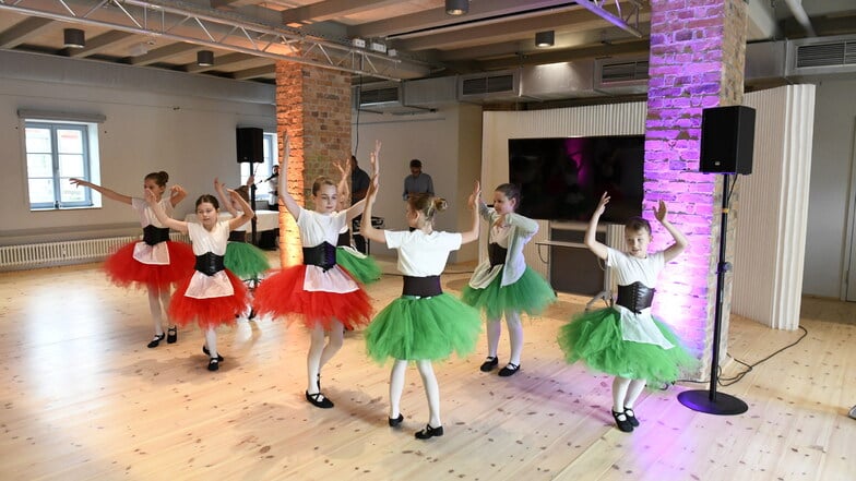Tänzerinnen des Kuta-Werks Freital in der Pesterwitzer Gutshofbühne. Der neue Mehrzweckraum ist vielseitig nutzbar.