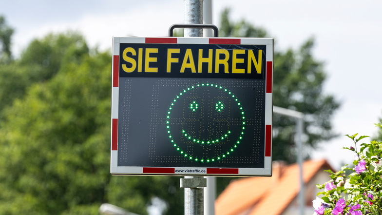 Seit einigen Wochen sollen Geschwindigkeitstafeln im Wohngebiet an der Horkenstraße dabei helfen, dass Autofahrer sich ans vorgeschriebene Tempo von 50 km/h halten. Eine der Tafeln wurde zwischenzeitlich demontiert. Sie kehre aber wieder an ihren ursprüng