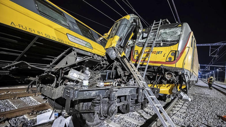 Ein Personenzug ist in der Tschechischen Republik frontal mit einem Güterzug zusammengestoßen, wobei mehrere Menschen getötet und verletzt wurden.
