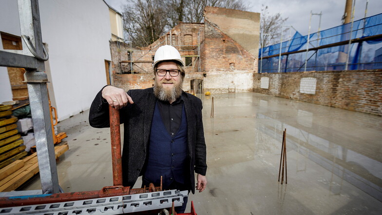 Das Foto zeigt Eugen Böhler auf der Baustelle des Domizils seiner Freikirche vor einigen Jahren.