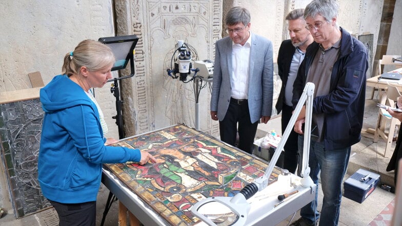 Restauratorin Kathrin Rahfoth berichtet  Dombaumeister Knut Hauswald, Dombauverein-Vorstand Götz Bergmann und dem amtierenden Dechant Hans-Peter Hasse (v.r.) von ihrer Arbeit an den mittelalterlichen Glasmalereien.