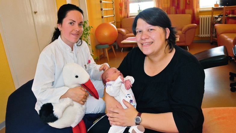 Vor fast zehn Jahren: Ärztin Stefanie Norkus mit Jana Weber mit Tochter Neviah Joy im Krankenhaus Großenhain. Die Eltern Jana und Oliver Weber rechneten schon damit, nach Meißen zu fahren. Denn der berechnete Geburtstermin war der 4. Juli.