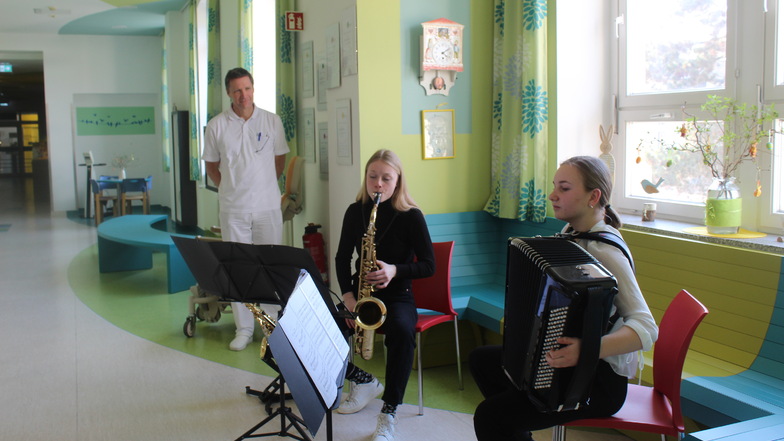 Isabell Seibt und Lene Zahn, Siegerinnen des Landeswettbewerbs "Jugend musiziert", spielten am Osterwochenende auf Bitten des Zittauer Lions-Club für Patienten im Krankenhaus.