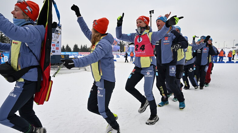 Das deutsche Team um Denise Herrmann-Wick (M) feiert die Goldmedaille mit einer Polonaise in Oberhof.