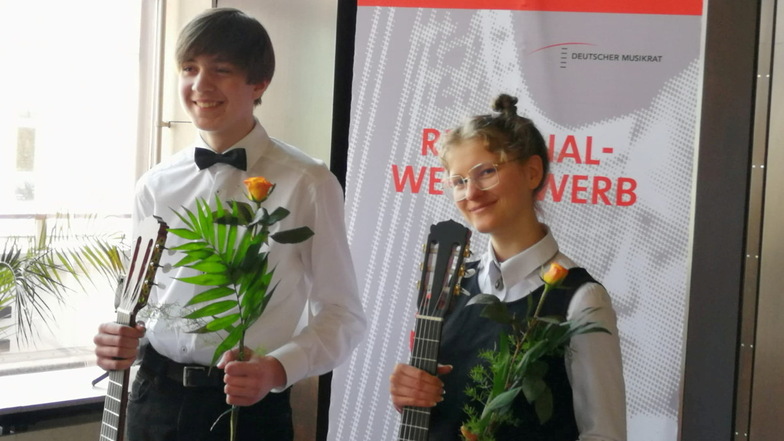Sie haben gut lachen: Selma-Lara Riedel und Leonhard Winter, die mit ihren Gitarren als Duo auftraten und nun zum Bundeswettbewerb fahren.