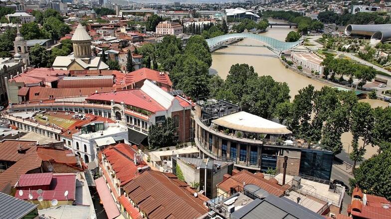 Georgien, Tiflis: Blick auf die sanierte Altstadt mit dem Fluss Kura.