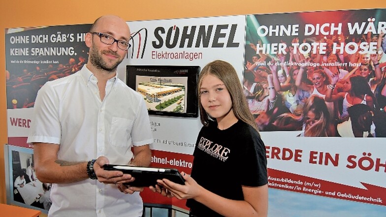 Stefan Groß, Elektromeister der Firma Söhnel Elektroanlagen, gibt Estelle Pfitzner bei der Berufsorientierungsmesse in der Oberschule Roßwein Hinweise zur Ausbildung.