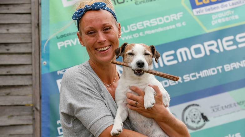 Nicole Lukas vom Pavillon Neugersdorf organisiert ein Benefizkonzert für Tierheime. Das freut auch ihren kleinen Hund Tyson.