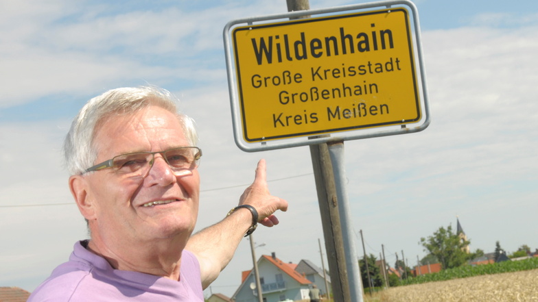 Ortschronist Hartmut Scholz zeigt auf das Ortseingangsschild von Wildenhain. Der Ort ist urkundlich erstmals 1286 erwähnt worden.