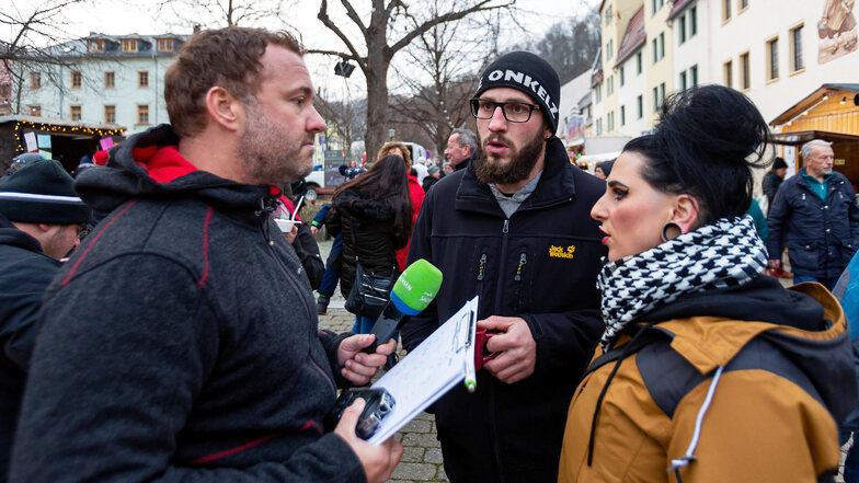MDR-Sachsen-Weihnachtsmarkttest, Moderator Silvio Zschage befragt Eric und Lisa Kühnel inGlashütte.