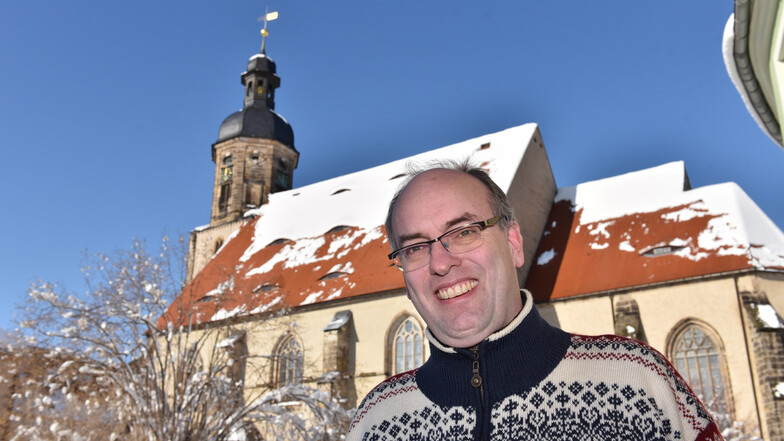 Der Dippser Pfarrer Sebastian Schurig steht hier vor der Stadtkirche „Marien und Laurentius“. Diese soll die Hauptkirche im geplanten Kirchspiel Osterzgebirge werden, das bis hoch an den Erzgebirgskamm reicht.