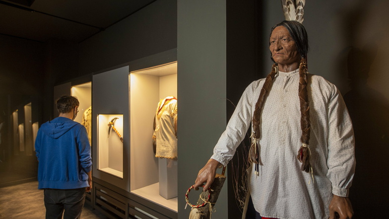 Die Figur des Indianerhäuptlings Sitting Bull ist Bestandteil des Custer-Raums im Karl-May-Museum. Museumsmitarbeiter (l.) haben den Ausstellungsraum neu konzipiert und gestaltet.
