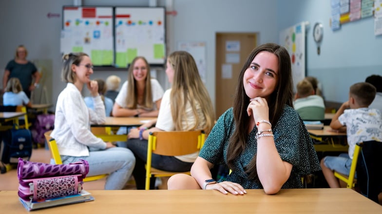 Lea Schönherr und weitere junge Frauen, die künftig im pädagogischen Bereich arbeiten wollen, schauten sich im Rahmen einer Schulentdeckungstour Grundschulen auf dem Land, wie hier in Sohland/Spree, an.