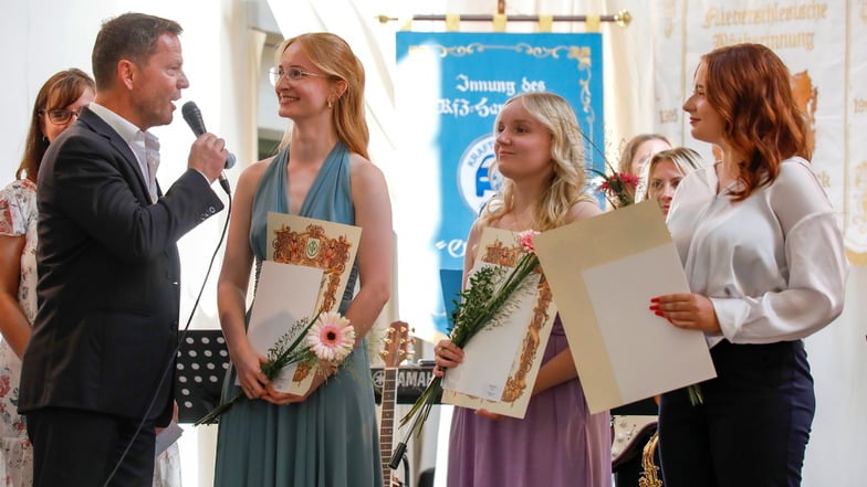 Gehören zu den 60 neuen Gesellen: die Frisörinnen Amelie Freund, Sophie Richter und Elaine Schmidt (von links) mit Moderator André Hardt.