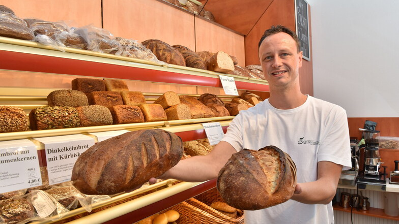 Verkäufer Sebastian Kühne von der Pirnaer Bio-Bäckerei Spiegelhauer bietet leckeres Brot in der neuen Dresdner Filiale am Körnerplatz an.