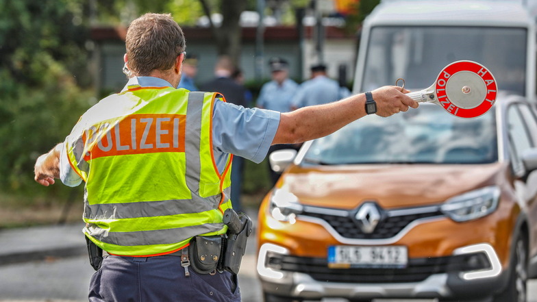 Die  Bundespolizei kontrolliert den Grenzverkehr. Mehr Kontrollen und Beschränkung der Flüchtlingszahlen fordern Sachsen Kommunen.